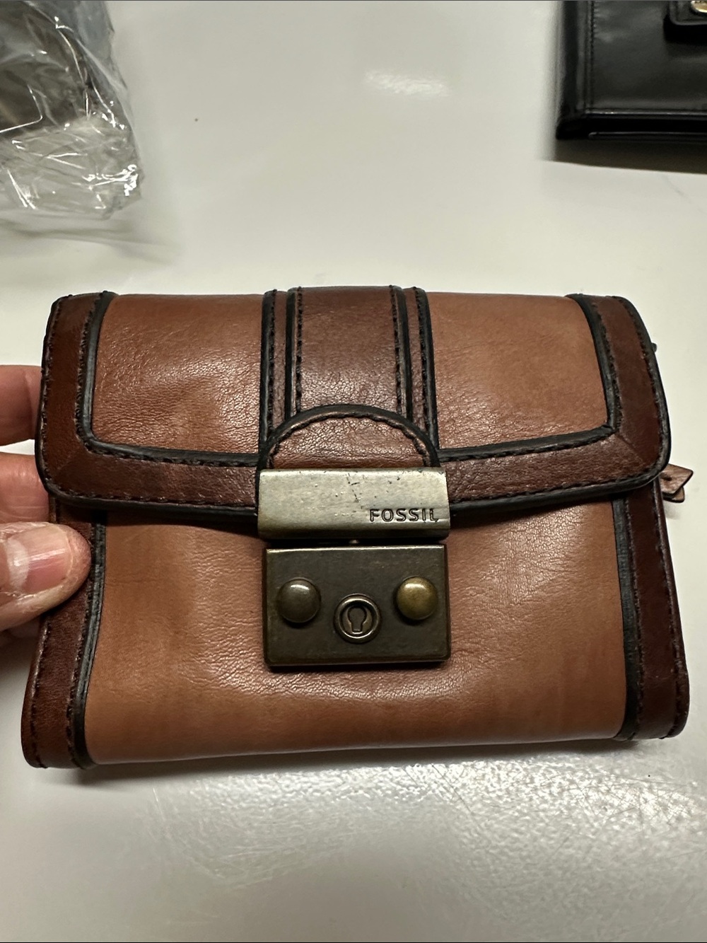 Fossil Two-Tone Brown Leather Men's Trifold Wallet with Metal Clasp